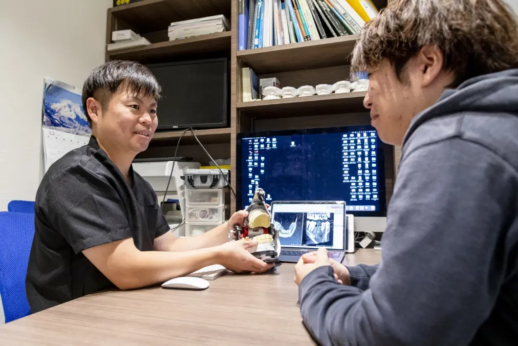 院内技工士が補綴物を作製